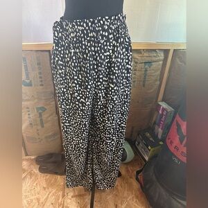 NWOT cute black and white pants.size XL